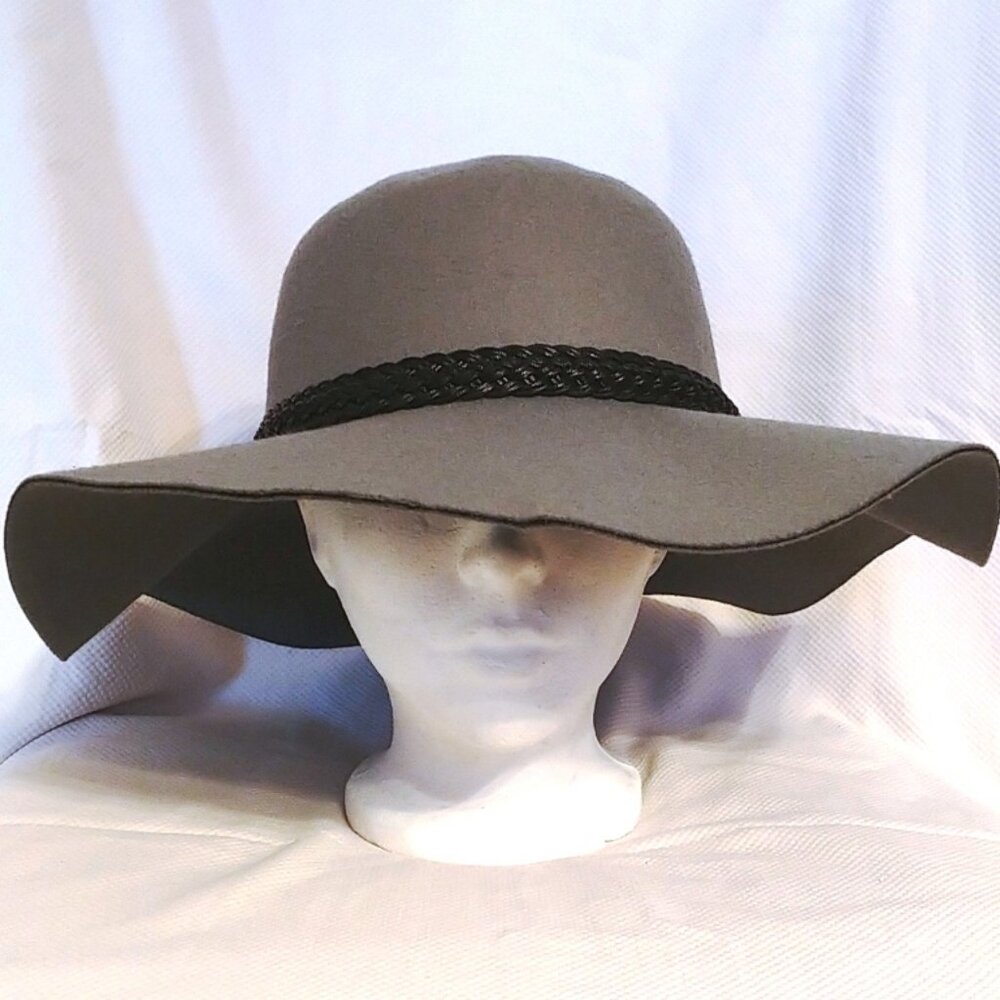 Large Felt Floppy Hat in Gray EUC